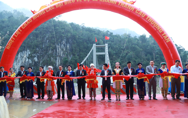 Nguyên chủ tịch nước Trương Tấn Sang cùng các đồng chí lãnh đạo tỉnh cắt băng khánh thành và trải nghiệm cây cầu mới