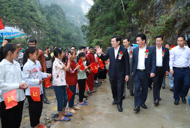Bà con nhân dân xã Thượng Tân chào mừng nguyên Chủ tịch nước Trương Tấn Sang và các đồng chí lãnh đạo tỉnh tới dự lễ khánh thành