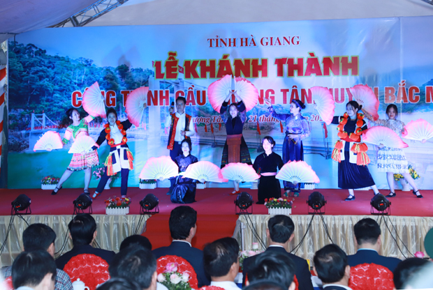 Bà con nhân dân xã Thượng Tân biểu diễn văn nghệ tại lễ khánh thành