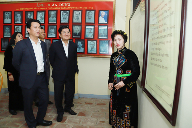Đoàn nghe giới thiệu về lịch sử hình thành Căng Bắc Mê.