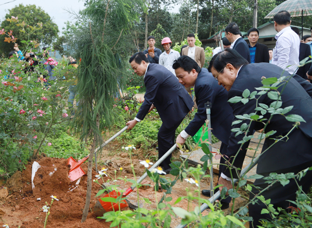  Nguyên Chủ tịch nước Trương Tấn Sang, Bí thư Tỉnh ủy Đặng Quốc Khánh, Chủ tịch UBND tỉnh Nguyễn Văn Sơn trồng cây lưu niệm khi đến thăm vườn ươm của Công ty Cổ phần phát triển Nông lâm nghiệp và môi trường Việt Nam.