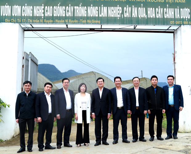 Nguyên Chủ tịch nước Trương Tấn Sang và các đồng chí Thường trực Tỉnh ủy chụp ảnh lưu niệm với lãnh đạo Công ty Cổ phần phát triển Nông lâm nghiệp và môi trường Việt Nam và huyện Vị Xuyên