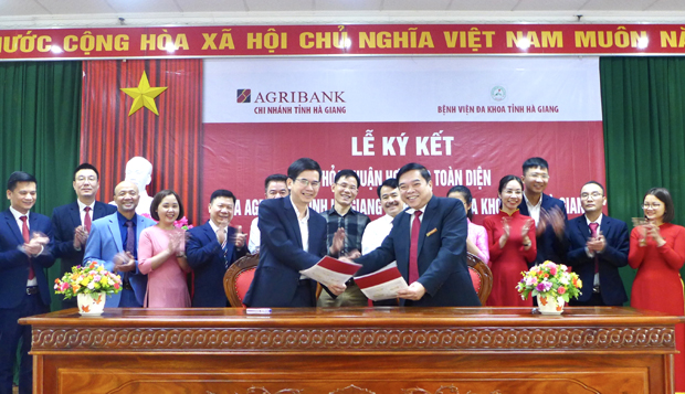 Lãnh đạo Agribank Hà Giang và Bệnh viện Đa khoa tỉnh ký kết thỏa thuận hợp tác