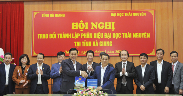 Chủ tịch UBND tỉnh Nguyễn Văn Sơn và GS.TS Phạm Hồng Quang, Giám đốc Đại học Thái Nguyên ký kết biên bản ghi nhớ.