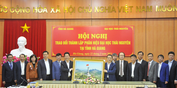 Các đồng chí lãnh đạo tỉnh tặng bức tranh 