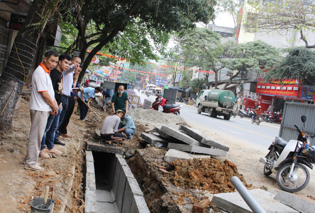 Ban Thanh tra nhân dân, giám sát đầu tư cộng đồng phường Nguyễn Trãi giám sát việc lát gạch vỉa hè tại tổ 12.