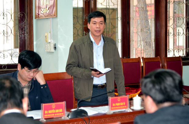 Đồng chí Phạm Văn Tú, Chánh văn phòng Đoàn ĐBQH và HĐND tỉnh phát biểu tại buổi làm việc. Bút danh