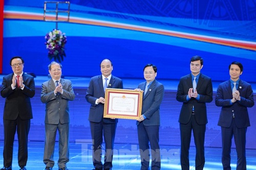 Thủ tướng Chính phủ Nguyễn Xuân Phúc trao tặng Huân chương Hồ Chí Minh cho Trung ương Đoàn TNCS Hồ Chí Minh