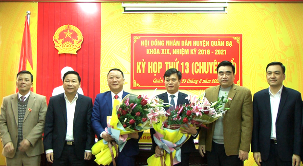Phó Chủ tịch HĐND tỉnh Hoàng Văn Vịnh và Thường trực Huyện ủy Quản Bạ tặng hoa chúc mừng các đồng chí Chủ tịch và Phó chủ tịch UBND huyện