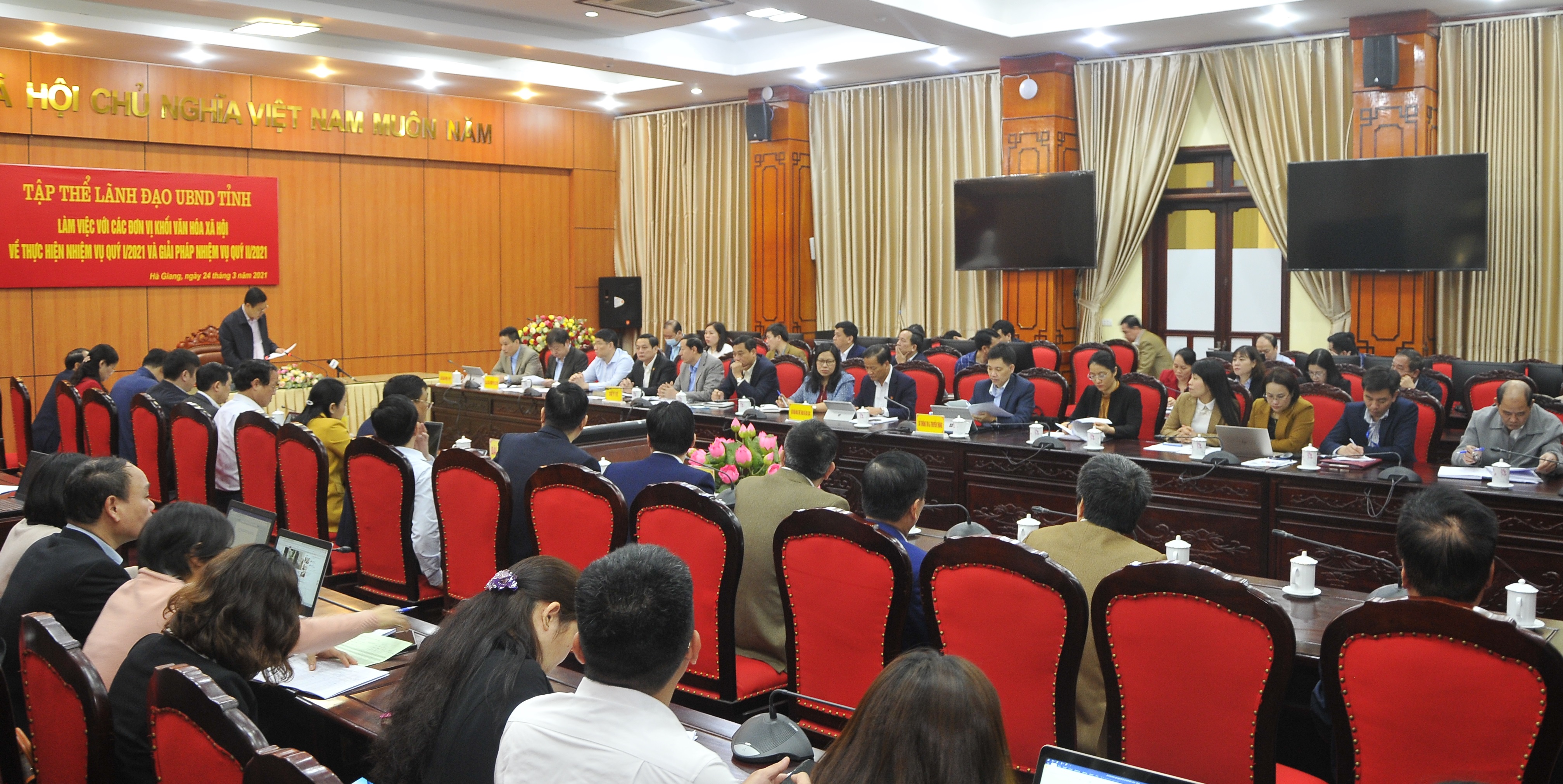 Toàn cảnh buổi làm việc.