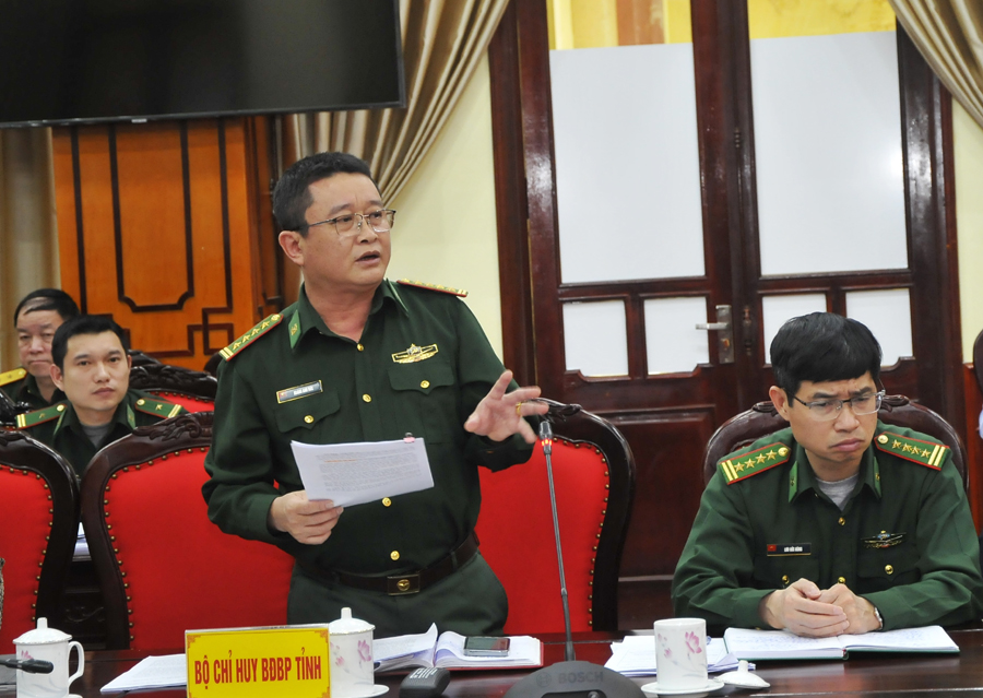 Lãnh đạo Bộ Chỉ huy BĐBP tỉnh thông tin tình hình trên tuyến biên giới.