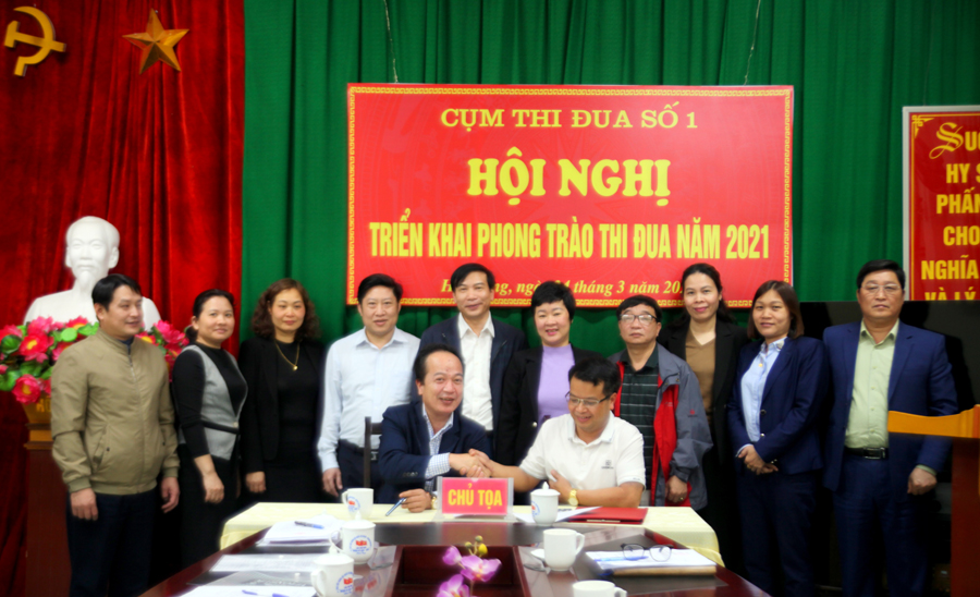 Các thành viên công đoàn cơ sở Cụm thi đua số 1 ký kết giao ước thi đua năm 2021