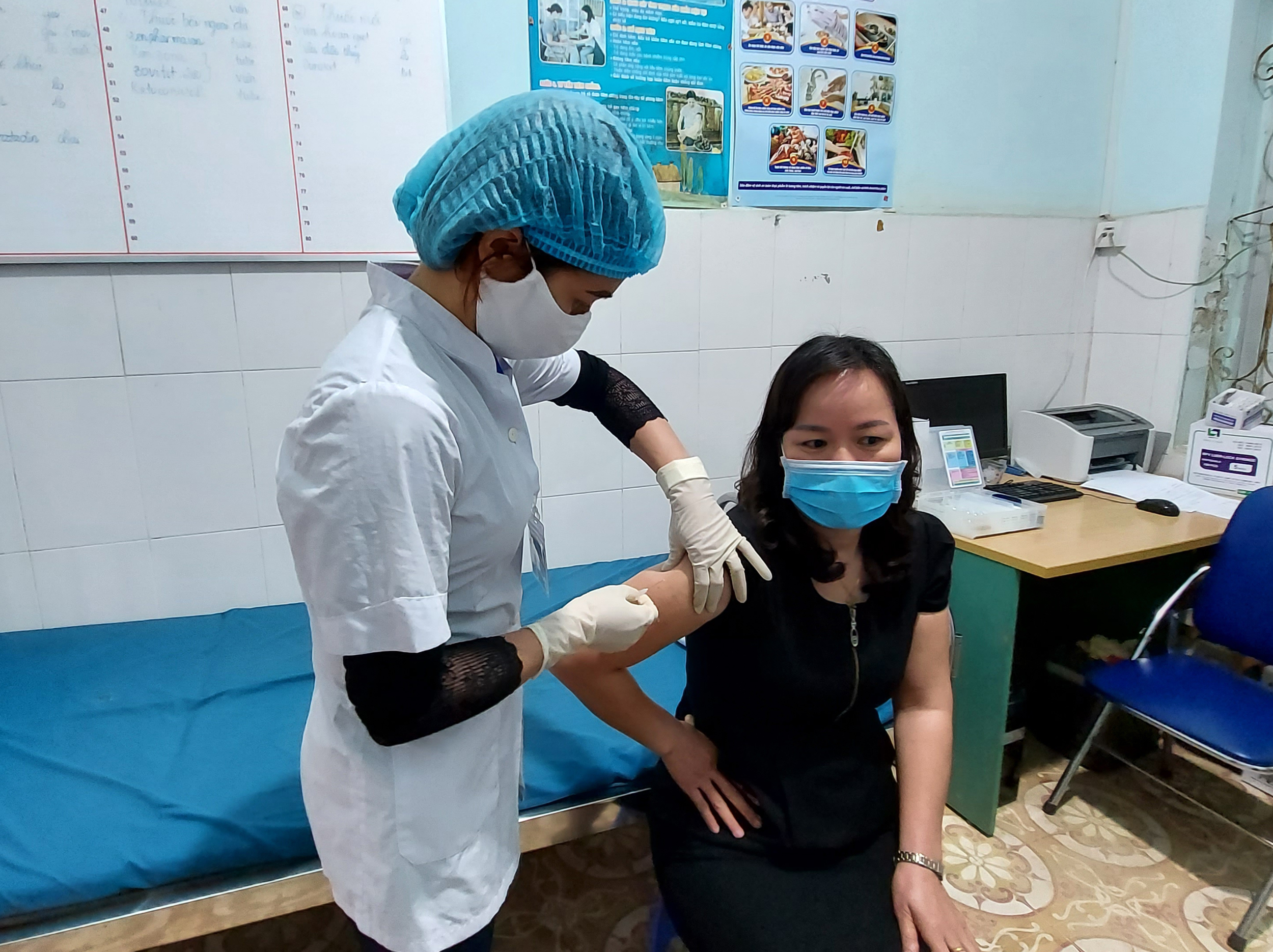 Những mũi tiêm vắc xin Covid-19 đầu tiên cho nhân viên y tế Bệnh viện Đa khoa huyện Bắc Mê.
