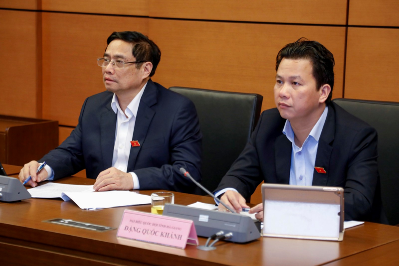 Đồng chí Phạm Minh Chính, Ủy viên Bộ Chính trị, Trưởng ban Tổ chức T.Ư và Bí thư Tỉnh ủy Đặng Quốc Khánh chủ trì thảo luận tại tổ 6