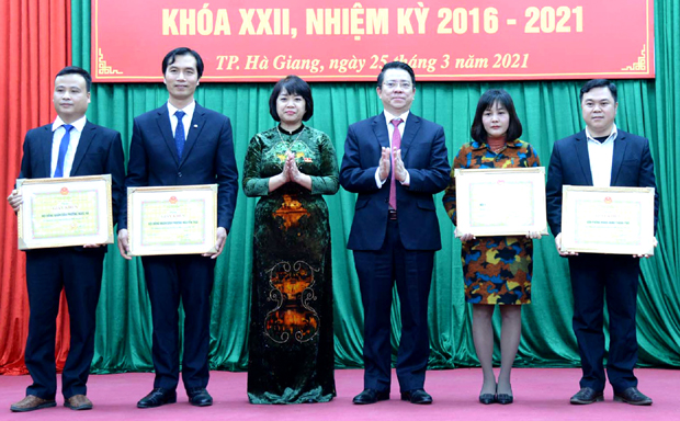 Trưởng ban Dân vận Tỉnh ủy trao Giấy khen cho các tập thể