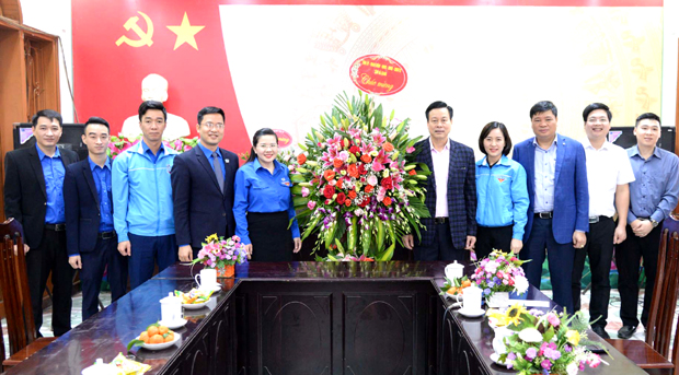 Chủ tịch UBND tỉnh tặng hoa, chúc mừng Tỉnh đoàn nhân dịp 26.3.