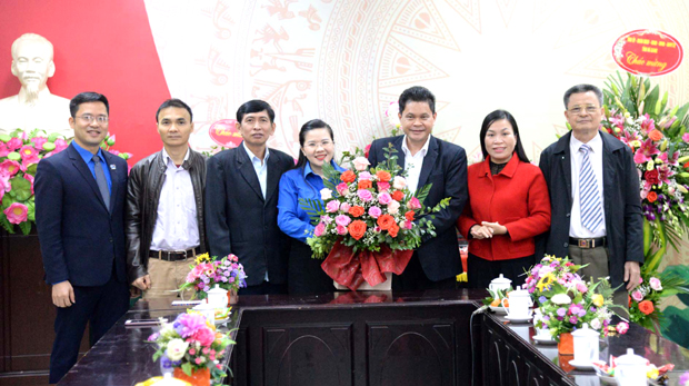 Đồng chí Vàng Seo Cón, Ủy viên BTV Tỉnh ủy, Chủ tịch Ủy ban MTTQ tỉnh và đại diện các hội đoàn thể của tỉnh chúc mừng Tỉnh đoàn.