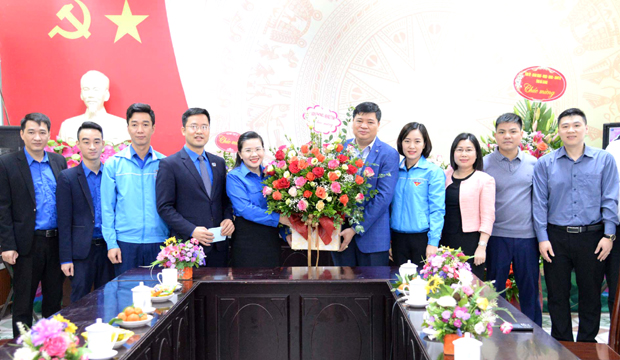 Văn phòng UBND tỉnh tặng hoa, chúc mừng Tỉnh đoàn.