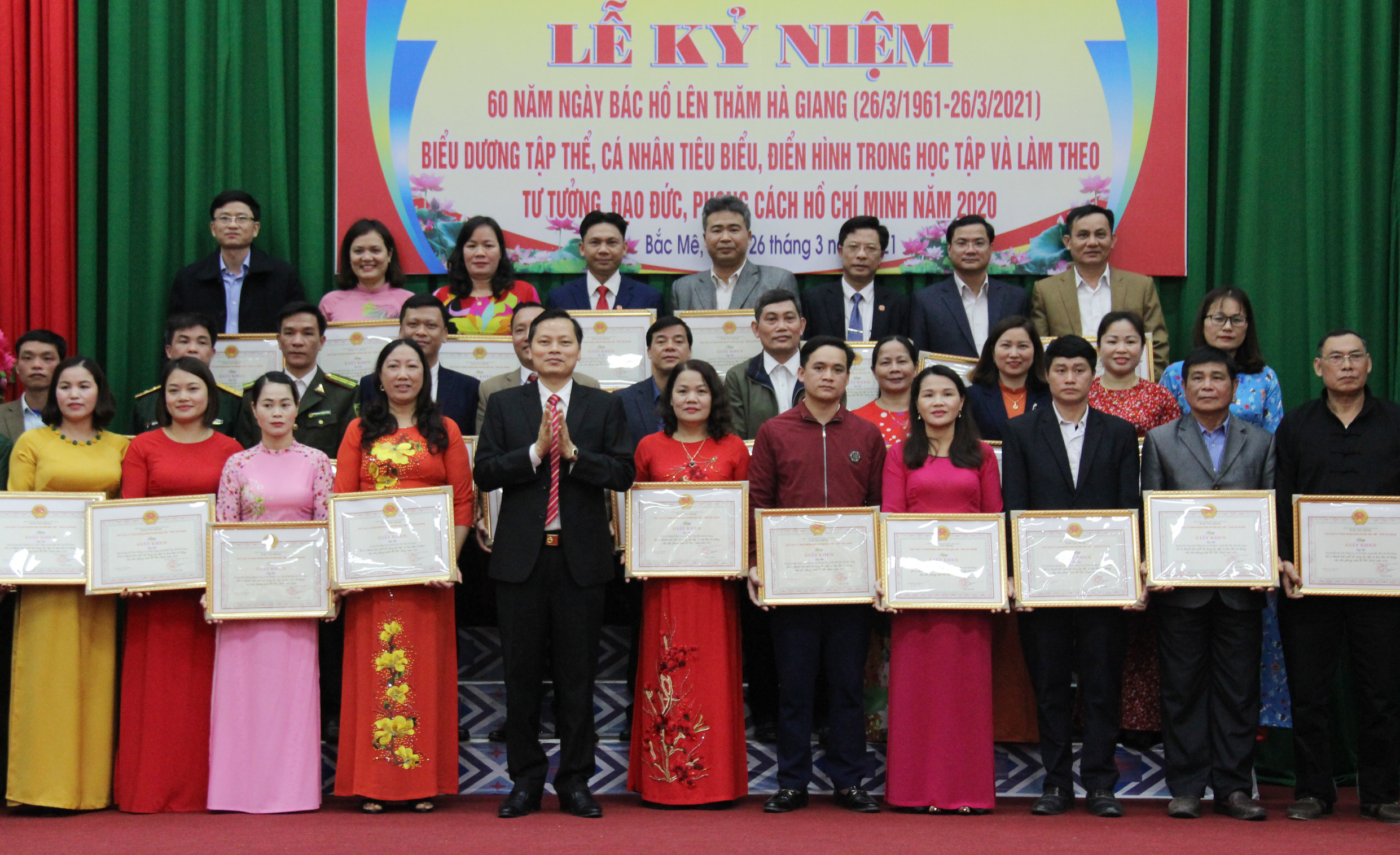 Lãnh đạo huyện Bắc Mê trao Giấy khen cho các tập thể.