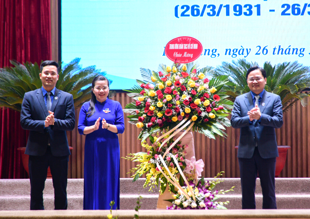 Đồng chí Nguyễn Anh Tuấn, Ủy viên T.Ư Đảng, Bí thư thứ Nhất BCH T.Ư Đoàn, Chủ tịch Hội liên hiệp Thanh niên Việt Nam đã trao tặng lẵng hoa chúc mừng các cấp Đoàn tỉnh nhân dịp Lễ.