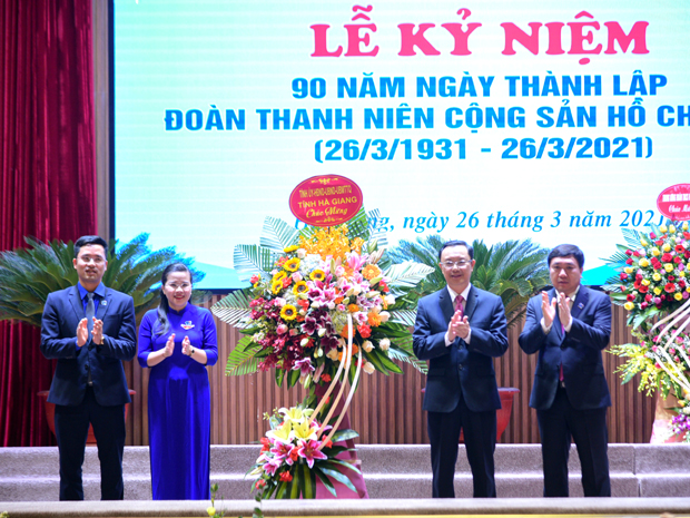 Các đồng chí lãnh đạo tỉnh tặng Lẵng hoa chúc mừng các cấp Đoàn tỉnh nhân dịp Lễ.