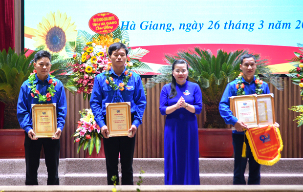 Các đồng chí lãnh đạo tỉnh tặng Lẵng hoa chúc mừng các cấp Đoàn tỉnh nhân dịp Lễ.