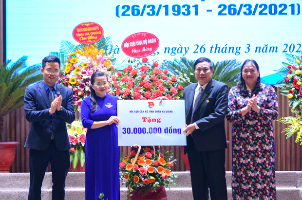 Hội cựu cán bộ Tỉnh đoàn Hà Giang ủng hộ 30 triệu đồng vào Quỹ Tài năng trẻ của Tỉnh đoàn Hà Giang.