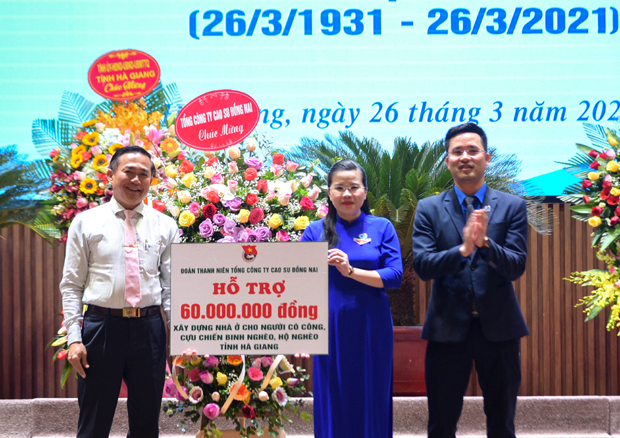 Đoàn Thanh niên Tổng Công ty Cao su Đồng Nai hỗ trợ 60 triệu đồng vào chương trình xây dựng nhà ở cho người có công, CCB nghèo, hộ nghèo tỉnh Hà Giang.
