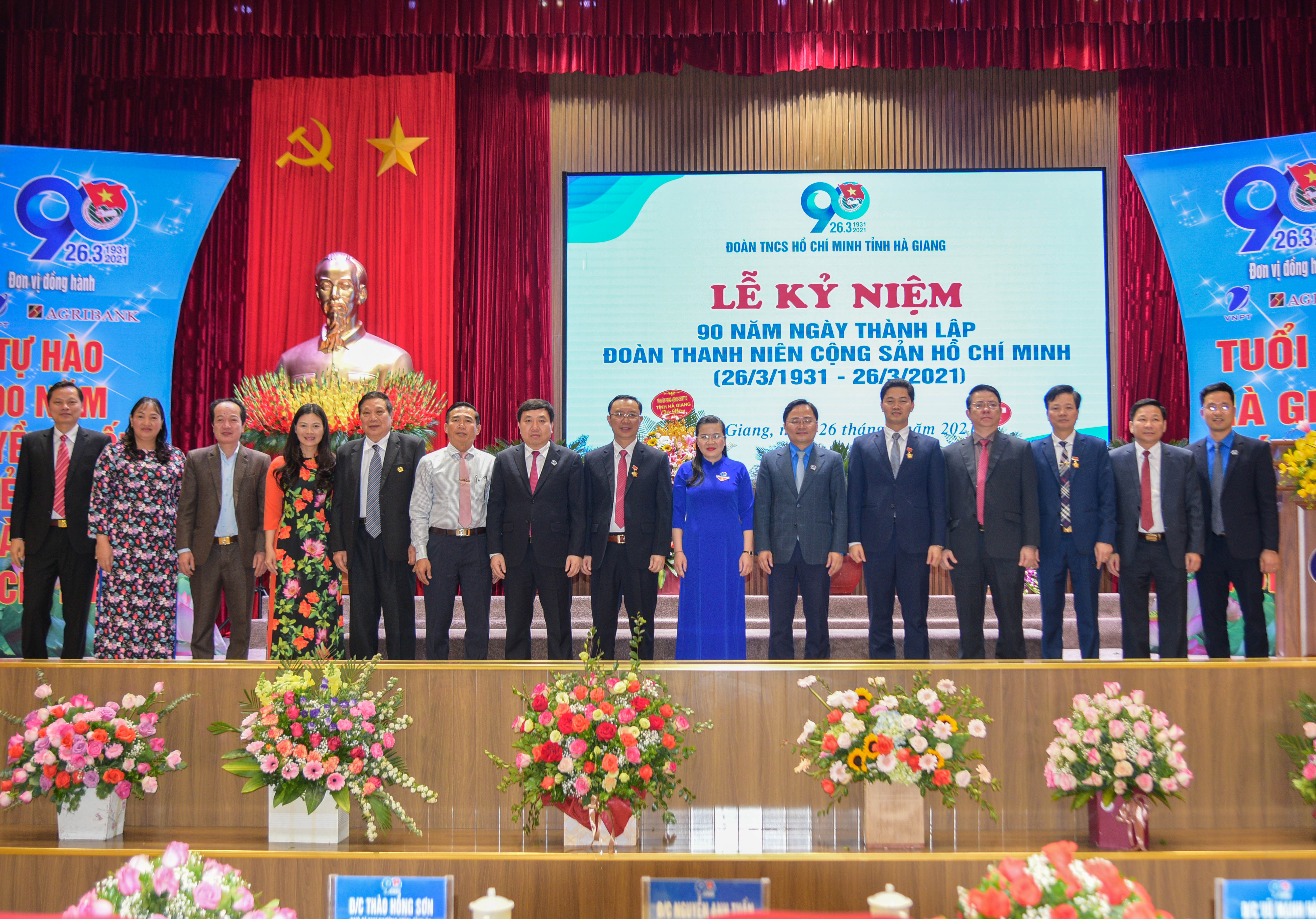 Các đồng chí lãnh đạo tỉnh chụp ảnh lưu niệm với các đồng chí trong BCH Tỉnh đoàn Hà Giang qua các thời kỳ.  