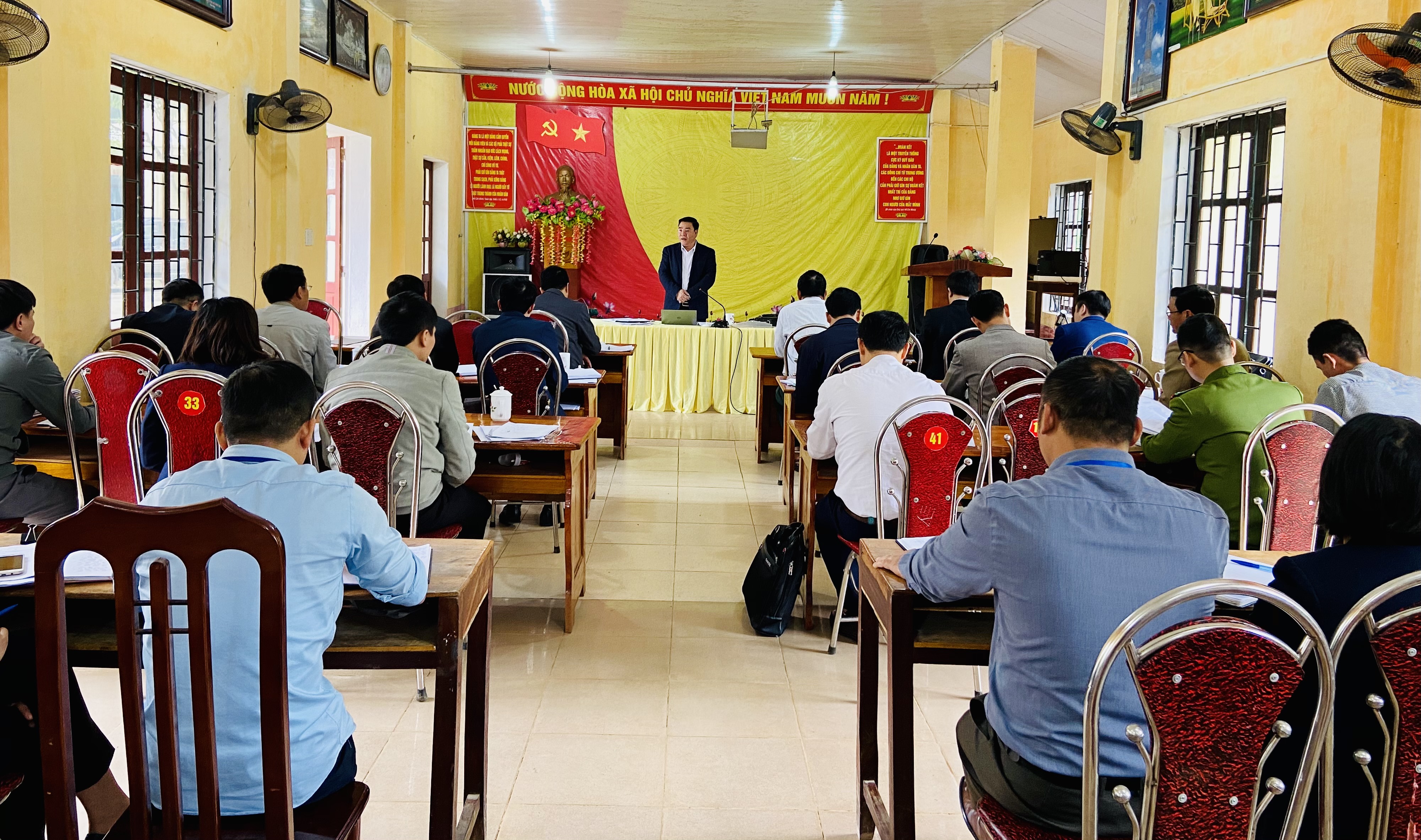 Toàn cảnh buổi làm việc.