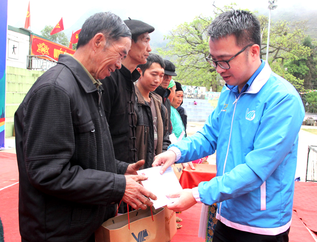 Bí thư T.Ư Đoàn Nguyễn Tường Lâm tặng quà cho gia đình chính sách.