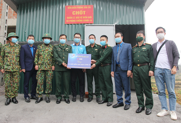 Ban tổ chức trao hỗ trợ xây dựng nhà lắp ghép cho các chốt kiểm dịch của Đồn Biên phòng Xín Cái.