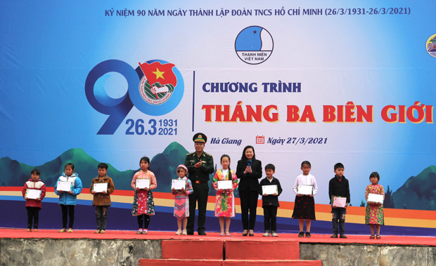 Phó Chủ nhiệm chính trị Bộ đội Biên phòng Võ Ngọc Quế và Bí thư Tỉnh đoàn Đỗ Thị Hương tặng quà cho các em học sinh.