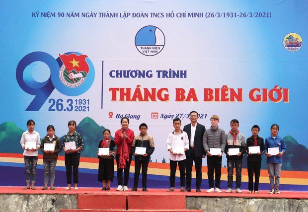 Các nhà tài trợ trao quà cho các học sinh có hoàn cảnh khó khăn.