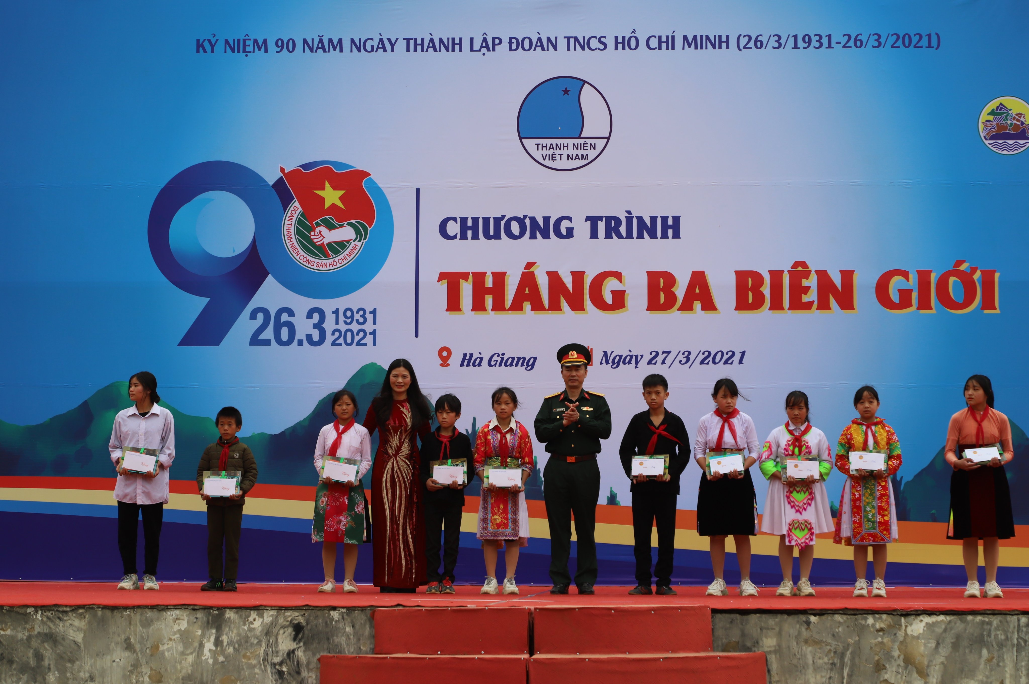 Ban Tổ chức trao học bổng cho các học sinh nghèo vượt khó.