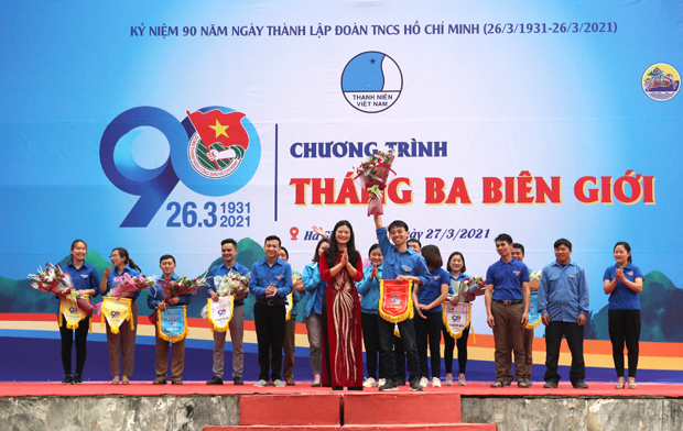 Lãnh đạo huyện Mèo Vạc trao giải Nhất cuộc thi Hội trại thanh niên.