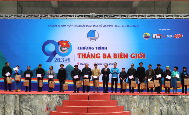 Ban tổ chức tặng quà cho các hộ nghèo.