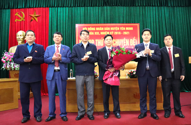 Trưởng Ban Tuyên giáo Tỉnh ủy Vũ Mạnh Hà và lãnh đạo huyện Yên Minh tặng hoa chúc mừng đồng chí Nguyễn Đình Duẩn.