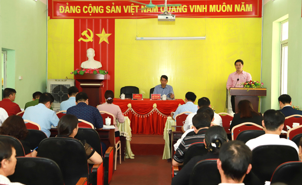 Trưởng ban Tuyên giáo Tỉnh ủy Vũ Mạnh Hà phát biểu kết luận buổi làm việc tại thị trấn Yên Minh