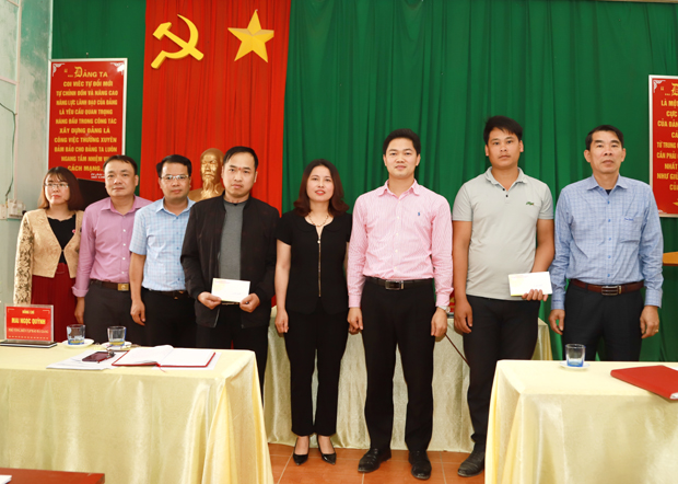 Trưởng ban Tuyên giáo Tỉnh ủy Vũ Mạnh Hà, lãnh đạo huyện Yên Minh và Báo Hà Giang tặng quà cho thôn Tân Tiến, xã Hữu Vinh và các gia đình thực hiện cải tạo vườn tạp của xã Hữu Vinh và thị trấn Yên Minh