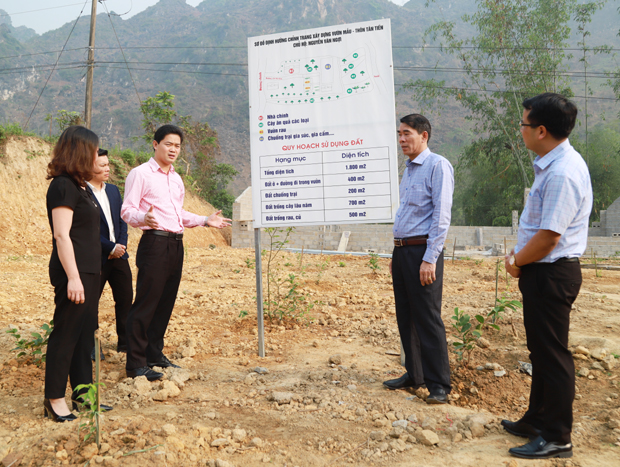 Trưởng ban Tuyên giáo Tỉnh ủy Vũ Mạnh Hà và lãnh đạo huyện Yên Minh, Báo Hà Giang kiểm tra việc thực hiện cải tạo vườn tạp của gia đình anh Nguyễn Văn Ngợi, xã Hữu Vinh  