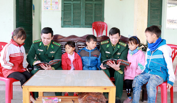 Cán bộ Trạm Kiểm soát Biên phòng Lao Chải (Vị Xuyên) tuyên truyền về chủ quyền biên giới cho học sinh.