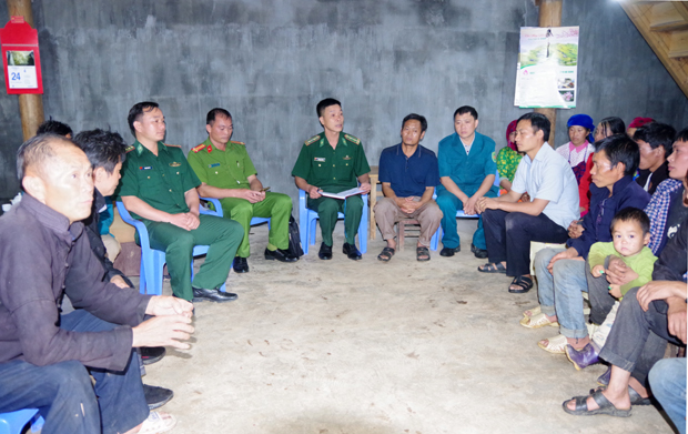 Cán bộ Đồn Biên phòng Lũng Cú (Đồng Văn) tuyên truyền pháp luật cho người dân xã Má Lé.