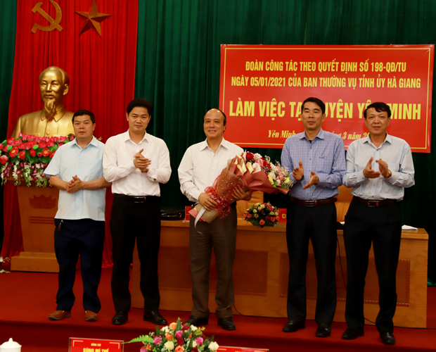 Trưởng ban Tuyên giáo Tỉnh ủy và Thường trực Huyện ủy Yên Minh tặng hoa cảm ơn sự hỗ trợ của nguyên Chủ nhiệm Ủy ban Kiểm tra Tỉnh ủy dành cho huyện.