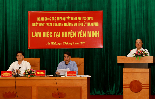 Nguyen Chủ nhiệm Ủy ban Kiểm tra Tỉnh ủy Lê Quang Minh, nguyên Trưởng đoàn công tác 2204 của BTV Tỉnh ủy tại huyện Yên Minh chia sẻ kinh nghiệm hỗ trợ huyện