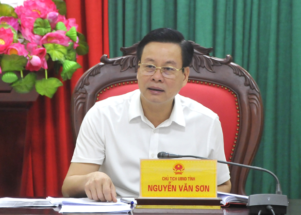 Chủ tịch UBND tỉnh Nguyễn Văn Sơn đối thoại tại buổi tiếp công dân.