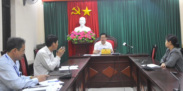 Chủ tịch UBND tỉnh Nguyễn Văn Sơn đối thoại, trả lời kiến nghị của bà Nguyễn Thị Thu tại buổi tiếp công dân.
