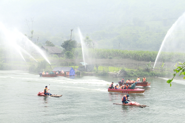 Diễn tập thực binh di dời người dân và tài sản ra khỏi vùng ngập úng tại thôn Bản Cưởm, xã Ngọc Đường