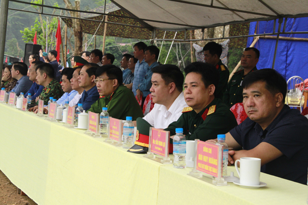 Phó Chủ tịch Thường trực UBND tỉnh Hoàng Gia Long và các đại biểu tham dự phần diễn tập thực binh