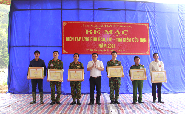 Phó Chủ tịch Thường trực UBND tỉnh Hoàng Gia Long trao Bằng khen của Chủ tịch UBND tỉnh cho các cá nhân hoàn thành xuất sắc công tác diễn tập